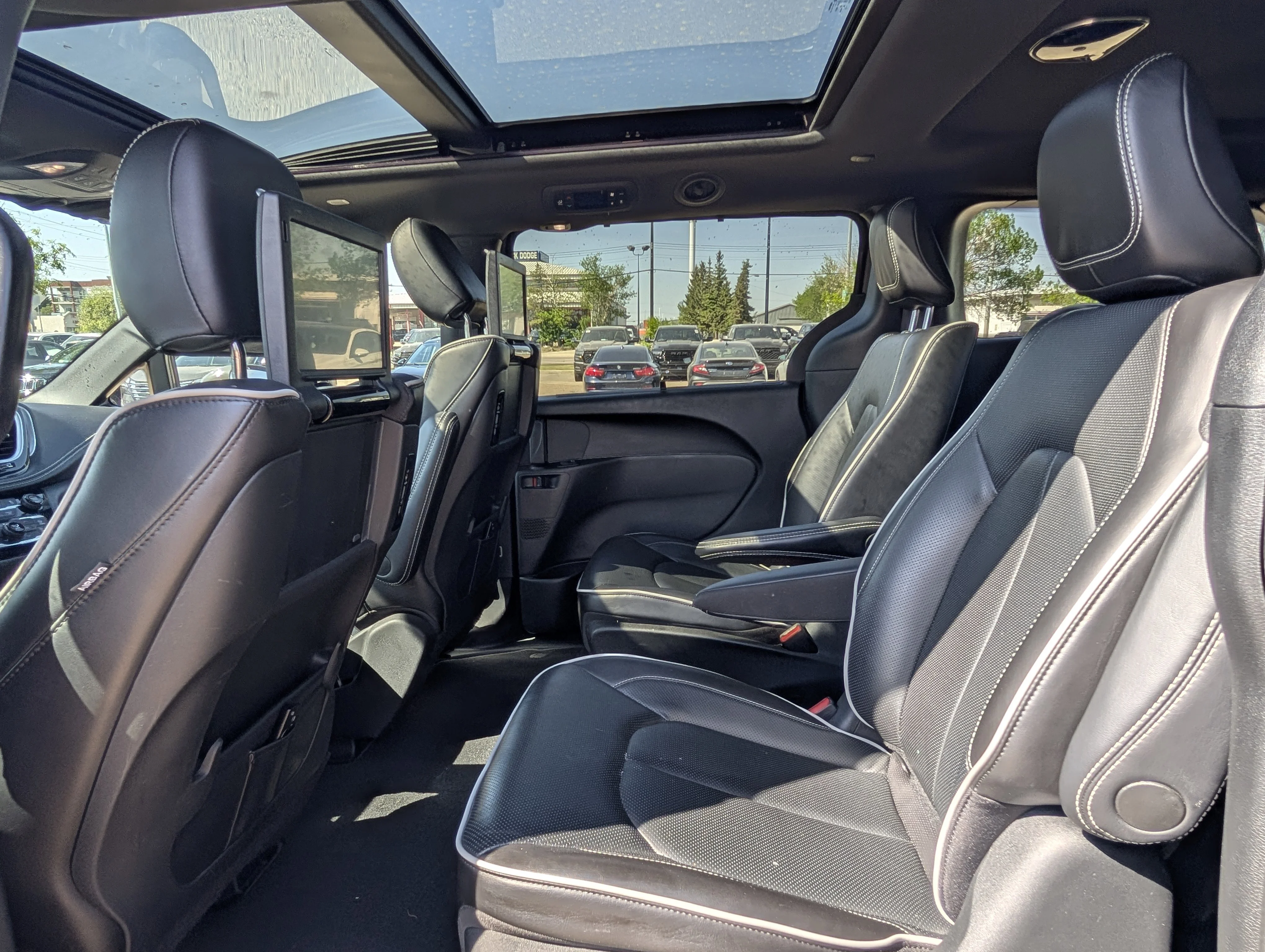 Used 2022 Ceramic Grey Chrysler Limited image 20
