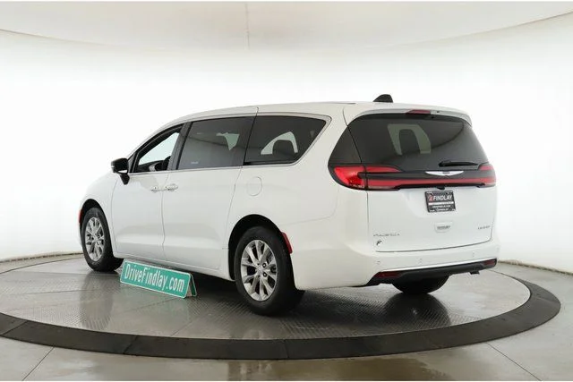2026 Chrysler Pacifica Limited - Photo 8