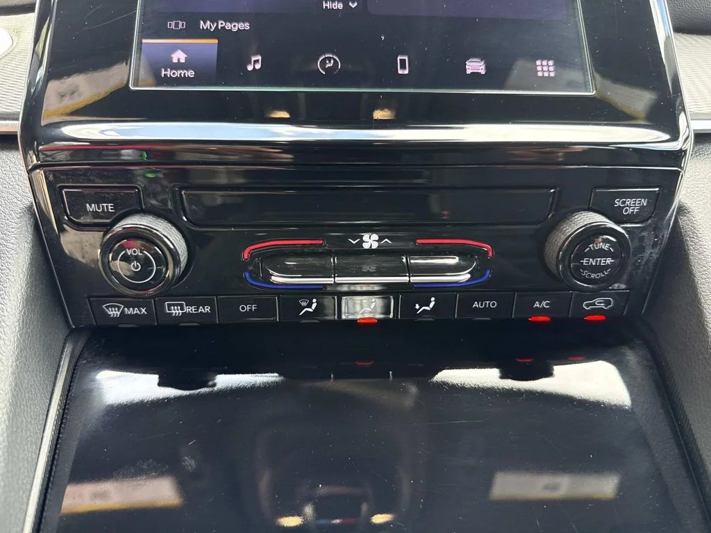 Used 2025 Silver Jeep Laredo image 31