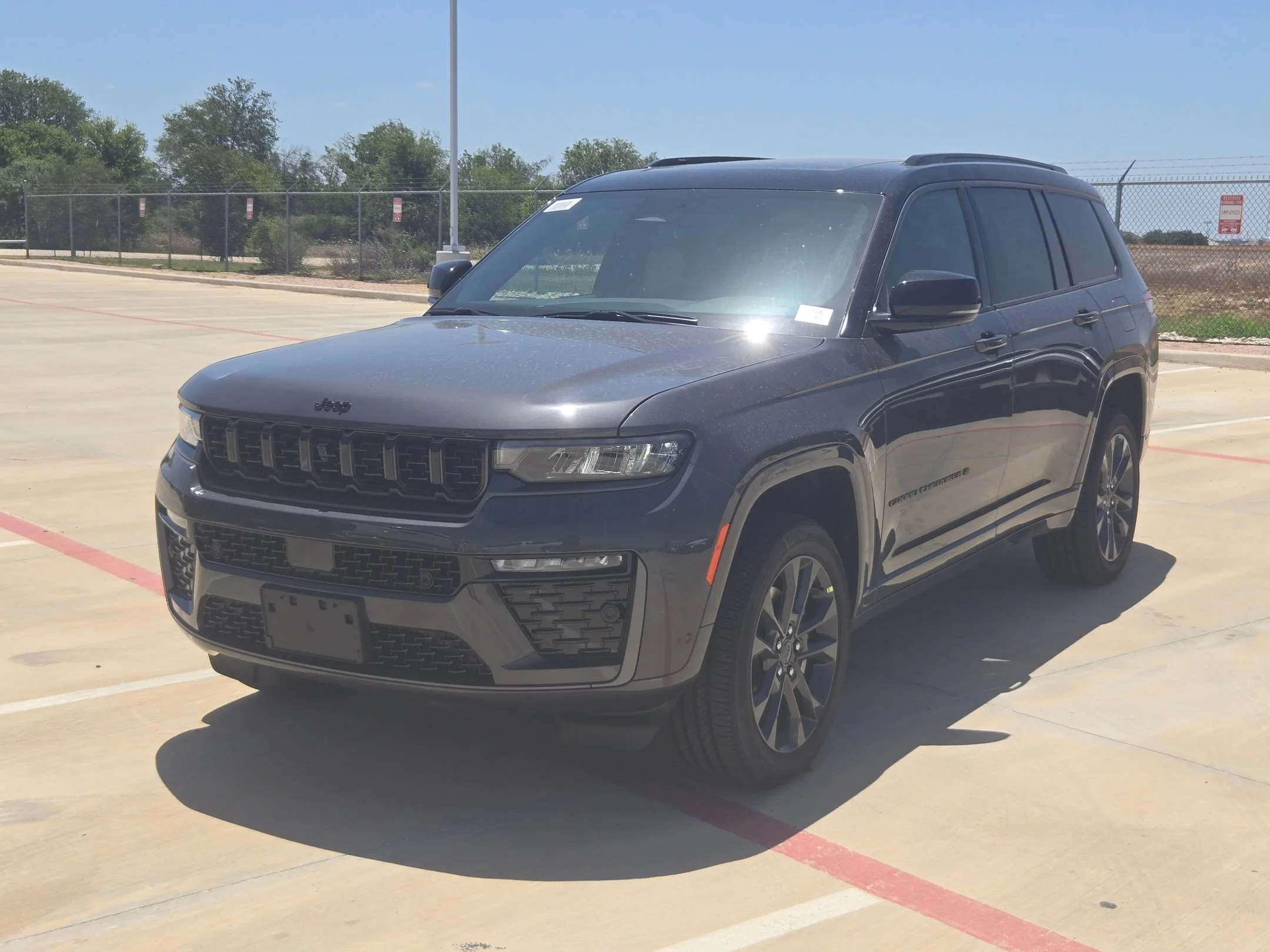 New 2026 Baltic Gray Metallic Clear-Coat Exterior Paint Jeep Limited Reserve image 7