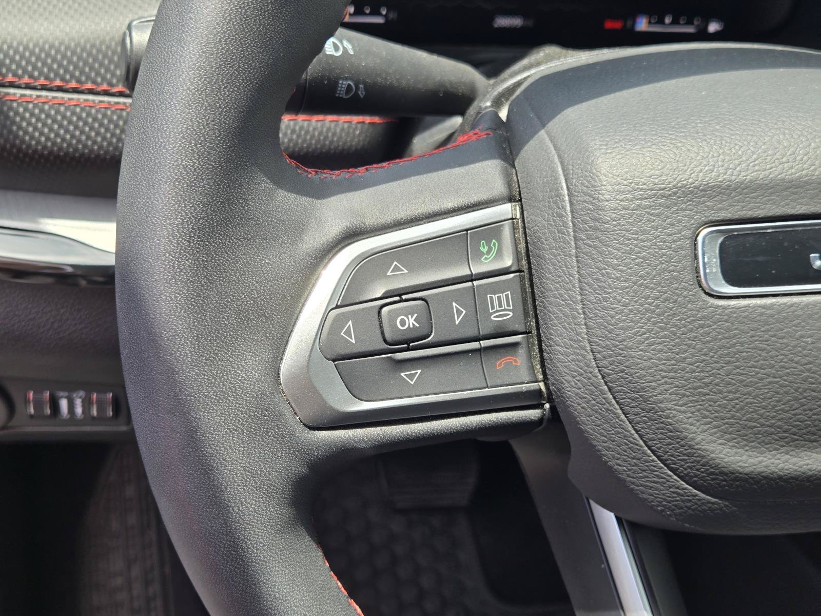 Used 2025 Diamond Black Crystal Pearlcoat Jeep Trailhawk image 22