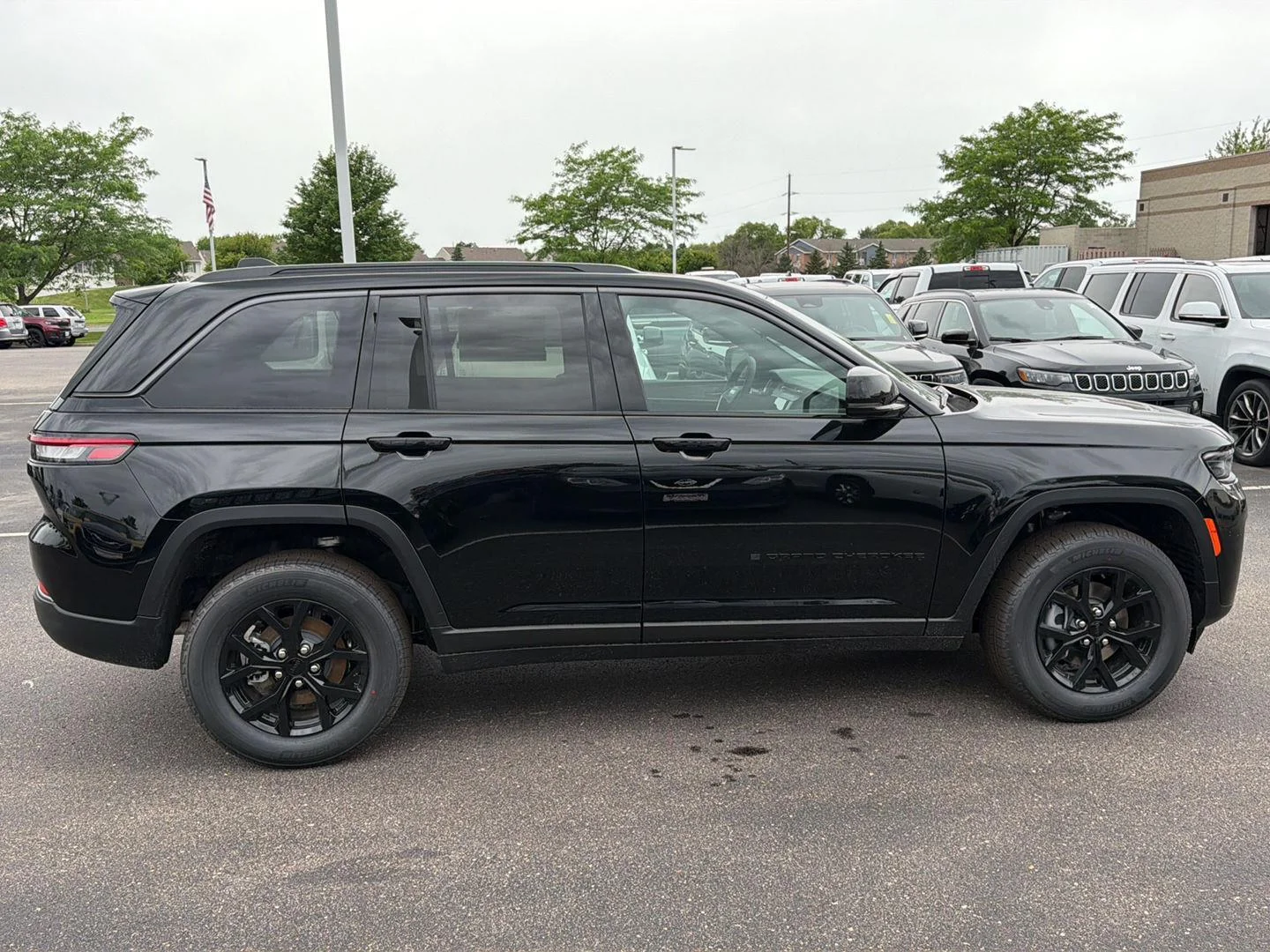 New 2026 Diamond Black Crystal Pearlcoat Jeep Laredo Altitude image 8