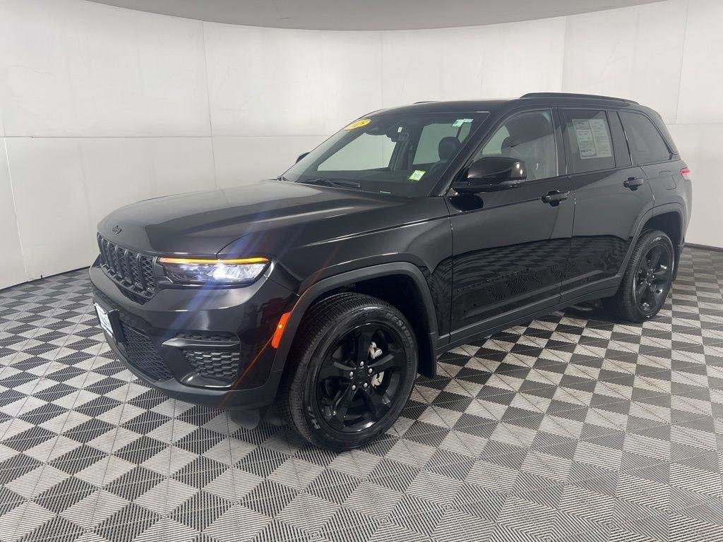 Used 2025 Diamond Black Crystal Pearlcoa Jeep Altitude X image 5