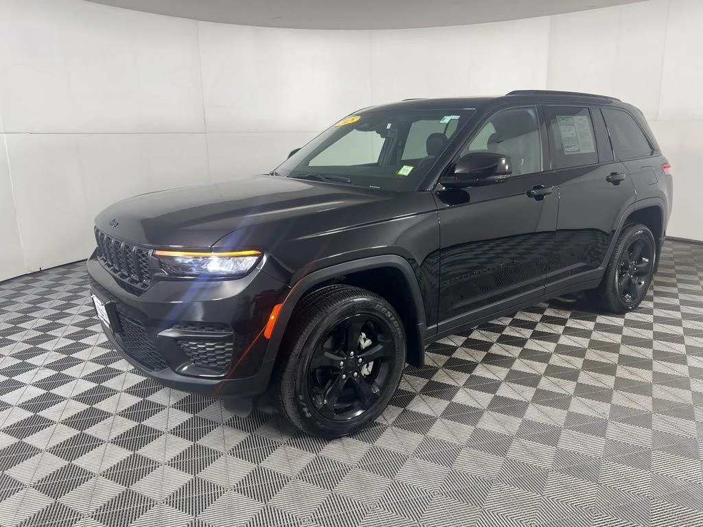 Used 2025 Diamond Black Crystal Pearlcoa Jeep Altitude X image 5