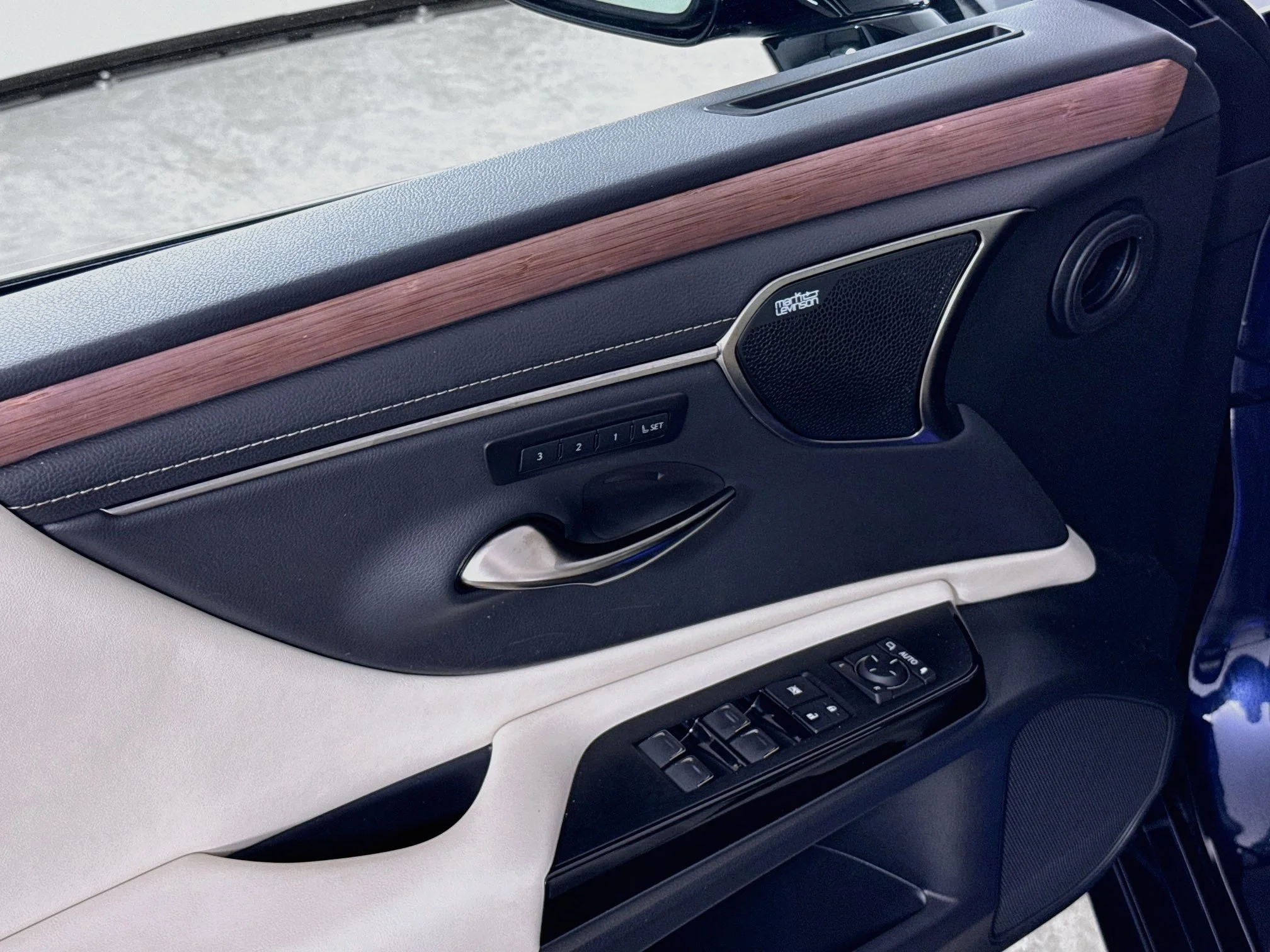 Certified Used 2025 Mica Lexus 300h Ultra Luxury image 19