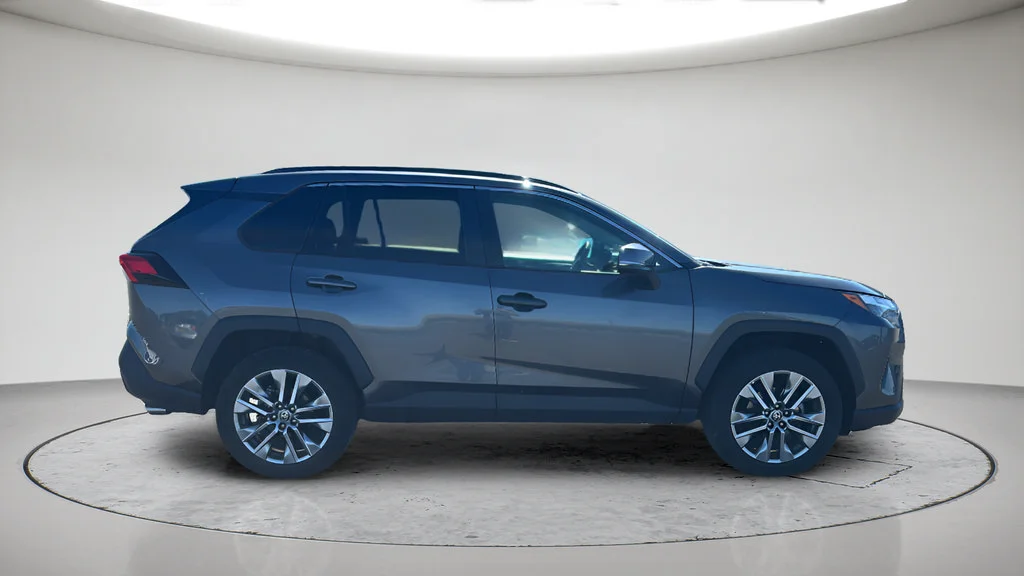 Used 2023  Toyota XLE Premium image 13
