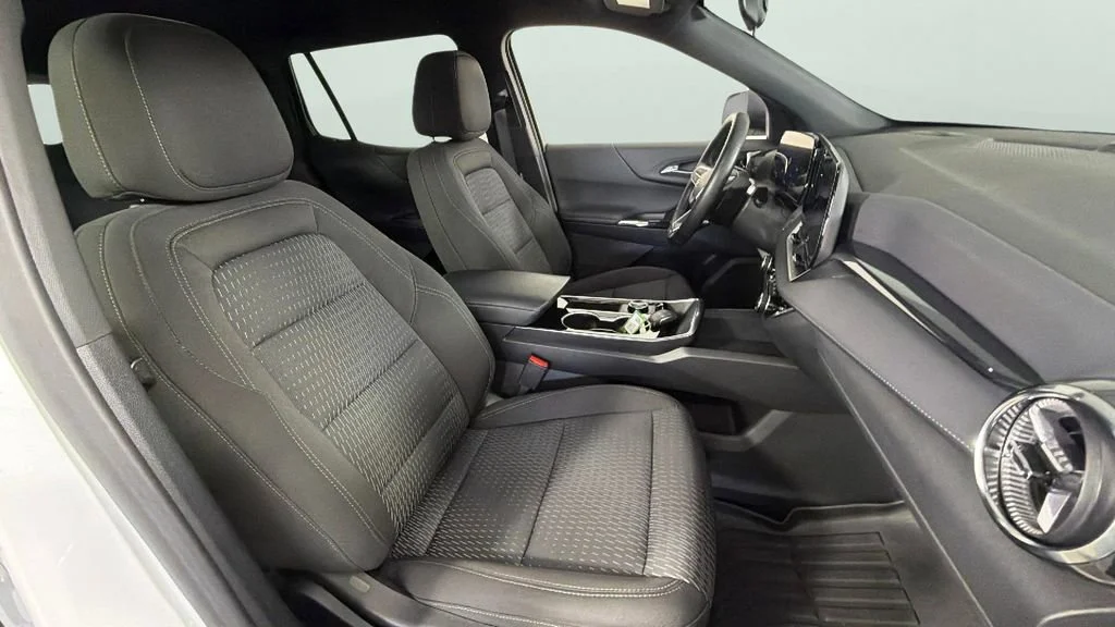 Used 2026 Summit White Chevrolet LT image 33