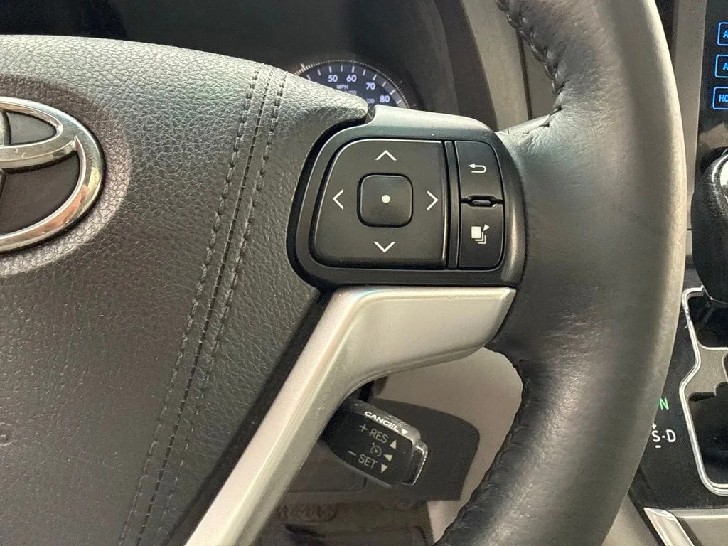 Used 2015 Blizzard Pearl Toyota XLE image 12