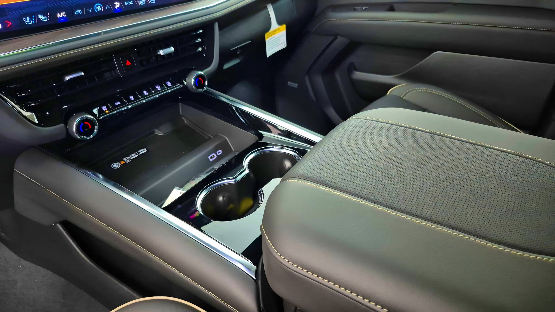 2026 Chevrolet Suburban Premier - Photo 18