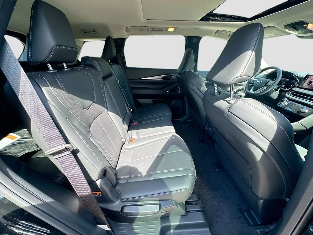 Used 2027 Black INFINITI LUXE image 31