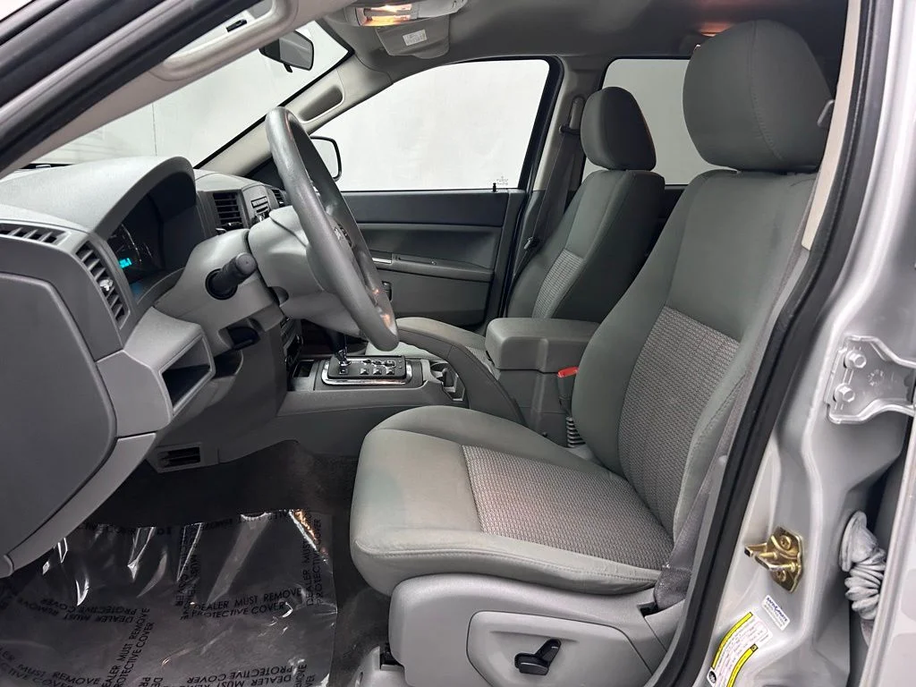 Used 2007 Silver Jeep Laredo image 12