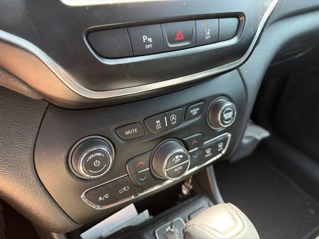 Used 2021 Black Jeep Latitude Lux image 11