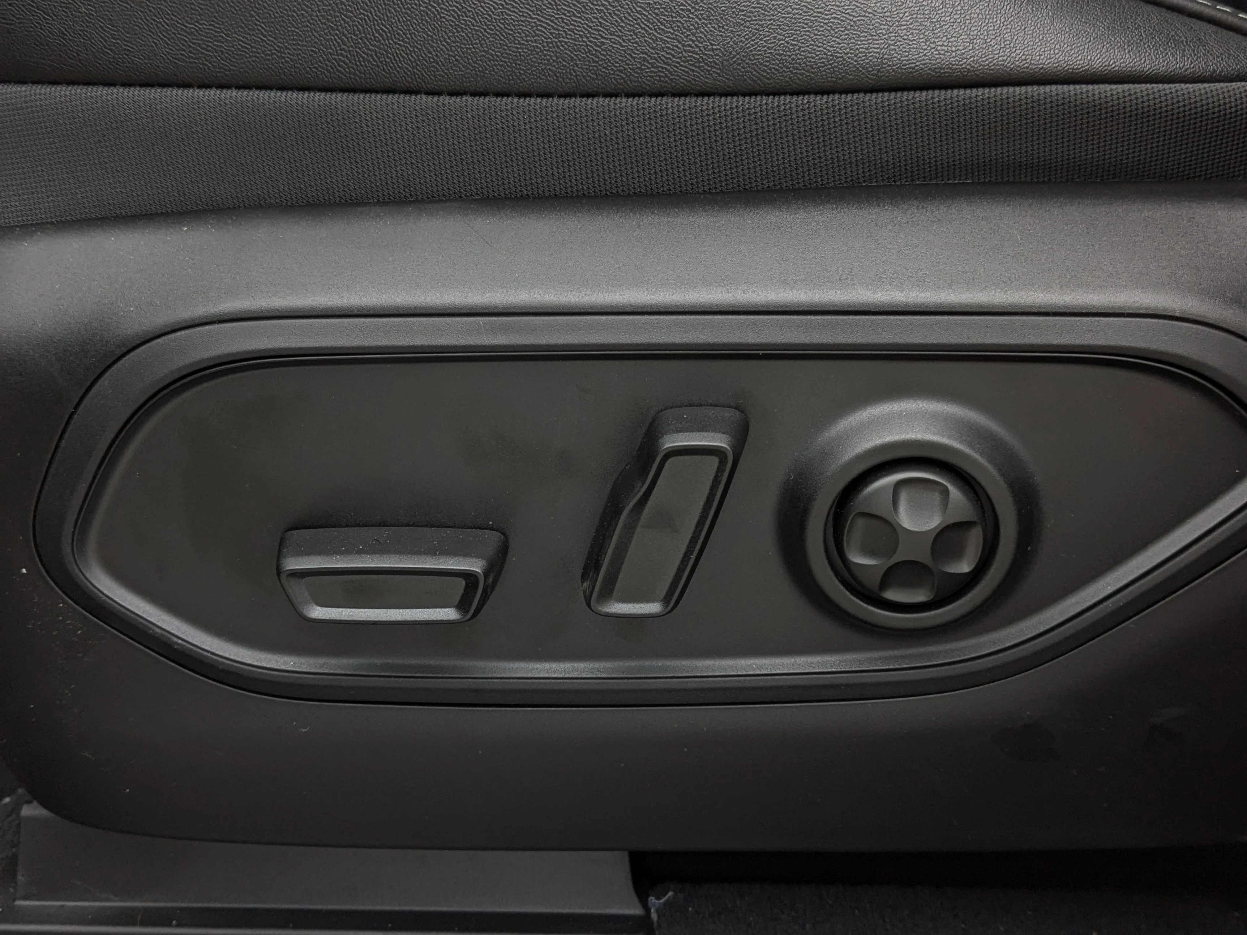 New 2026 Grey Jeep Limited Reserve - - Pano Sunroof - Nappa Lthr - Vent Seats - Tow Pkg - Remote Start & More! image 17