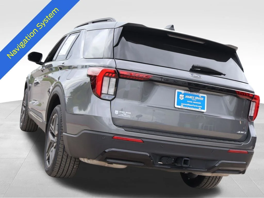 Certified Used 2025 Gray Metallic Ford ST-Line image 4