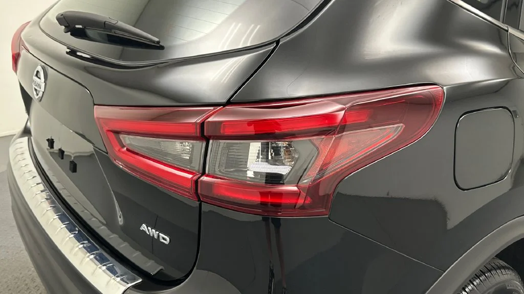 Used 2022 Black Nissan S image 23