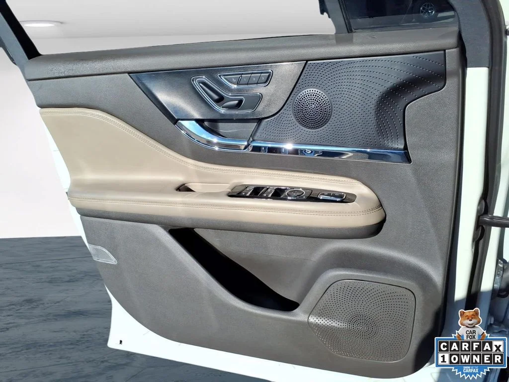 Used 2023 White Lincoln Standard image 28
