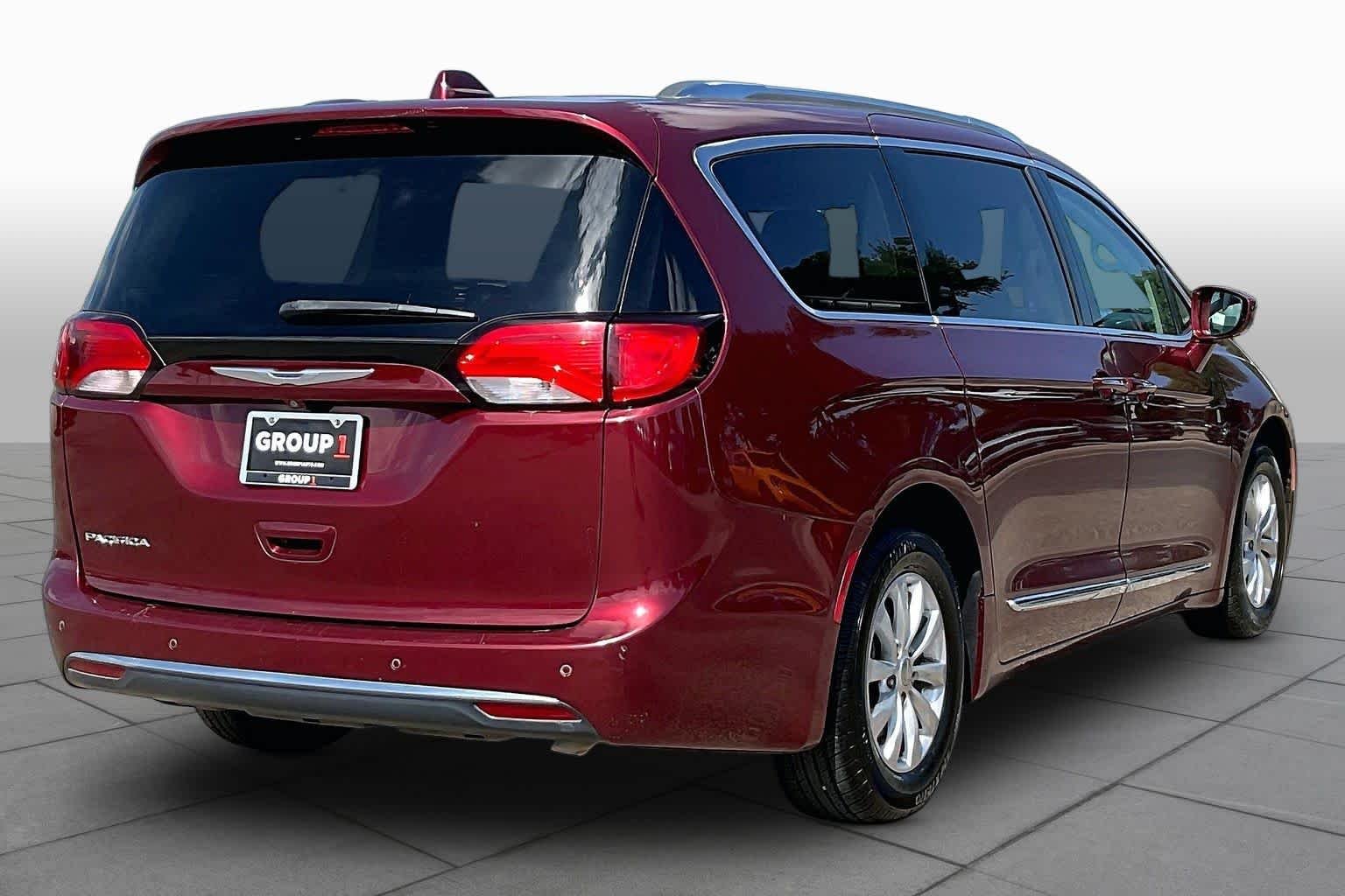Used 2018 Velvet Red Pearlcoat Chrysler Touring L image 12