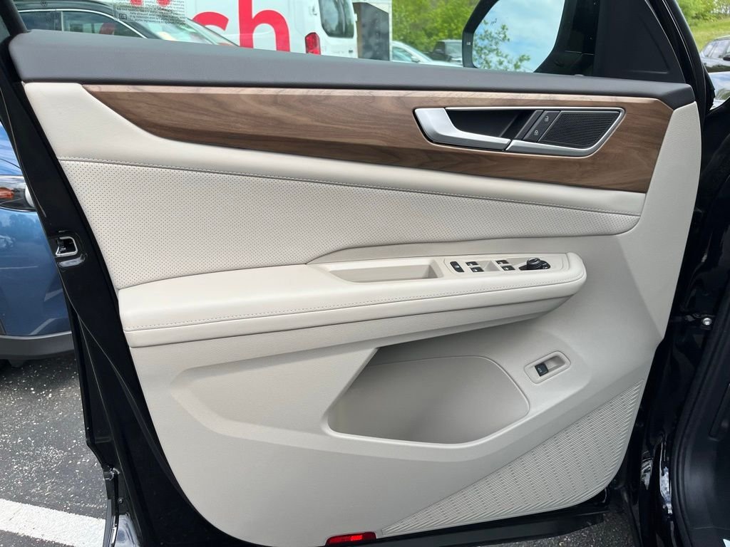 New 2026 Black Volkswagen 2.0T SE w/Technology image 9