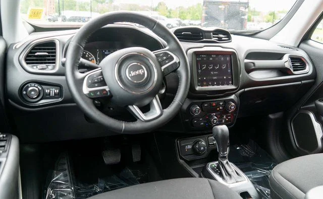 Used 2023 Black Jeep Latitude image 13