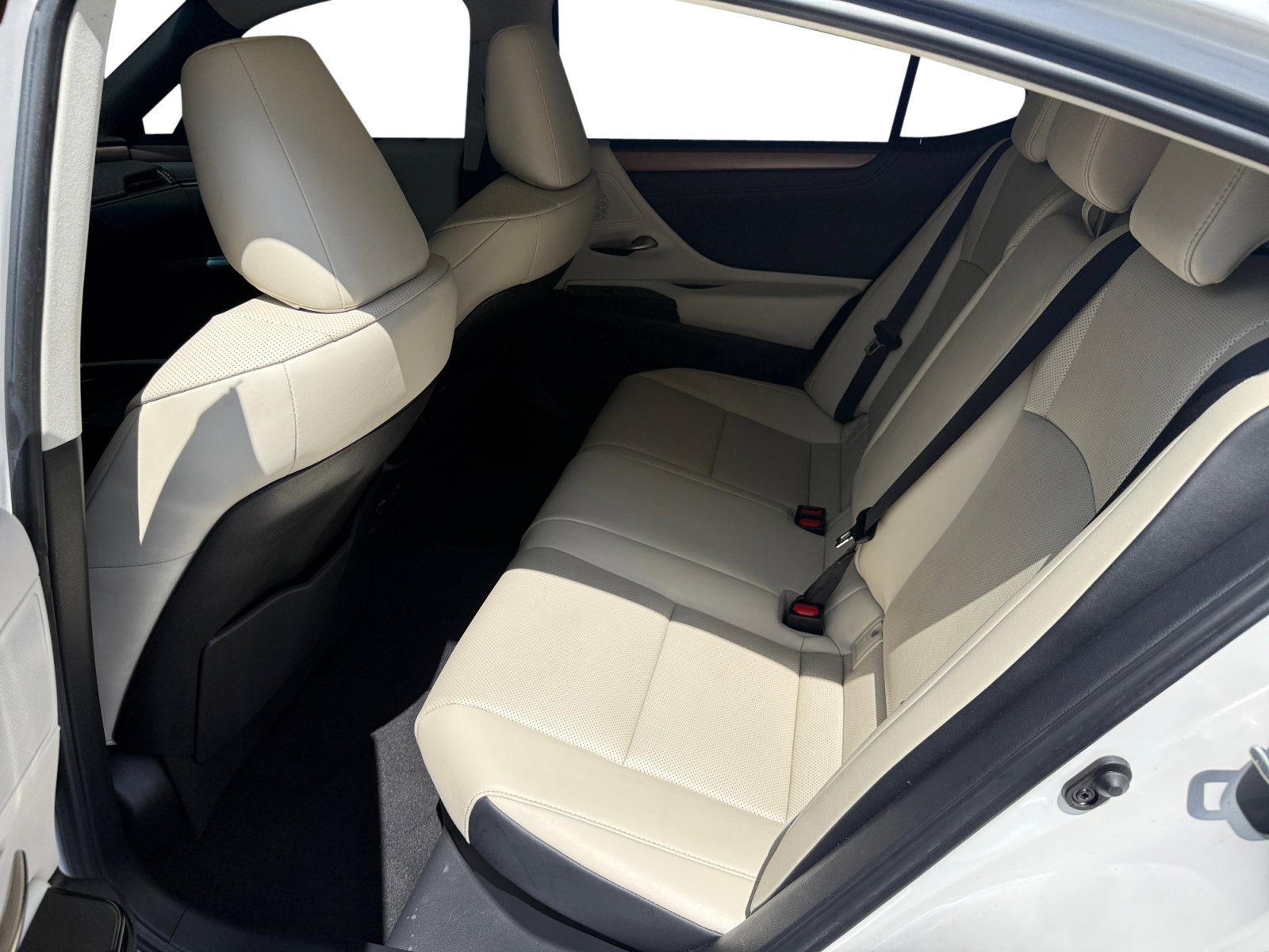Used 2025 White Pearl Lexus 300h image 16