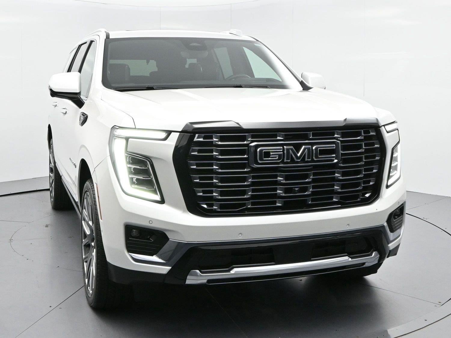 Used 2025 White Frost Tricoat GMC Denali Ultimate image 2