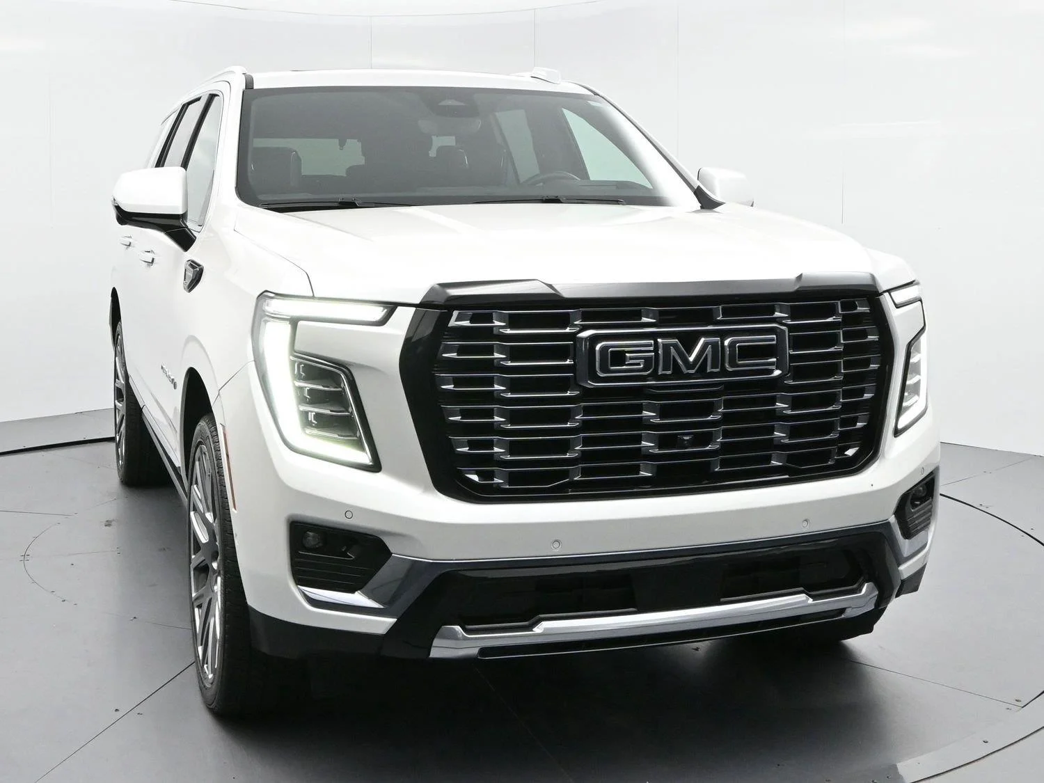 Used 2025 White Frost Tricoat GMC Denali Ultimate image 2