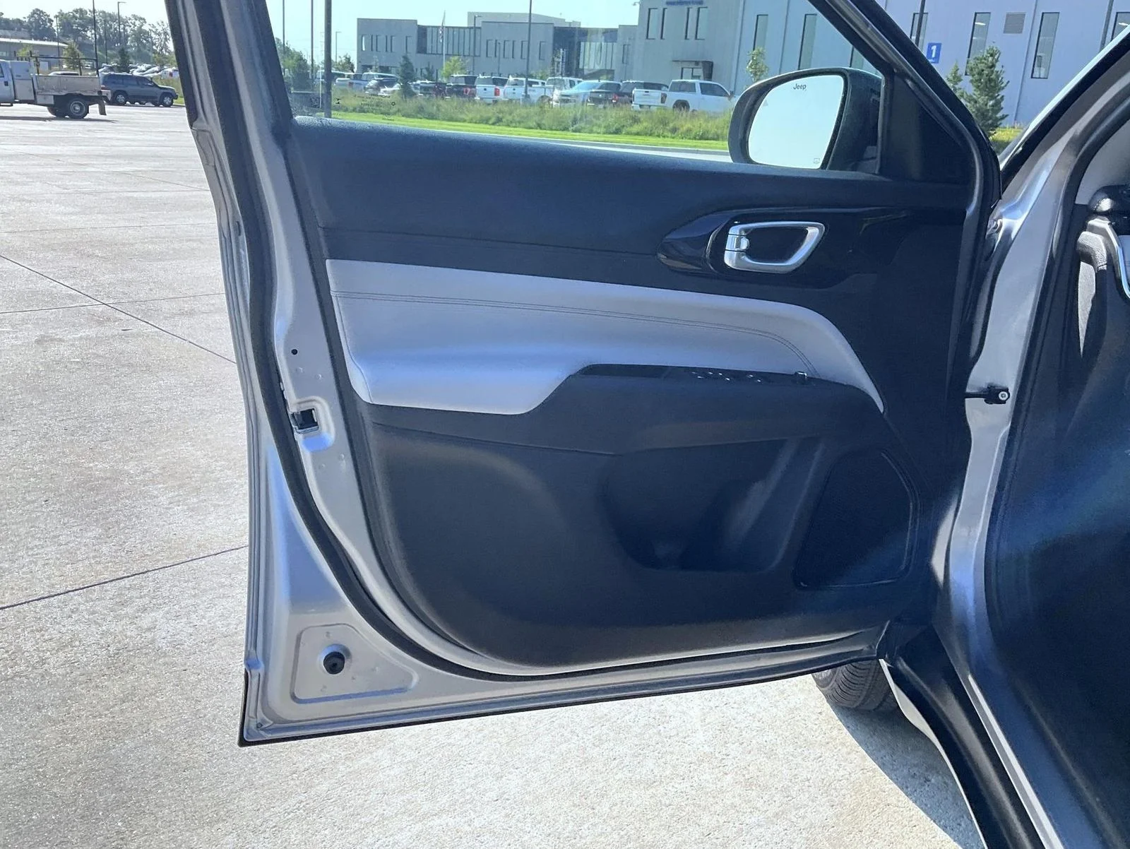 Used 2022 Silver Jeep Limited image 10