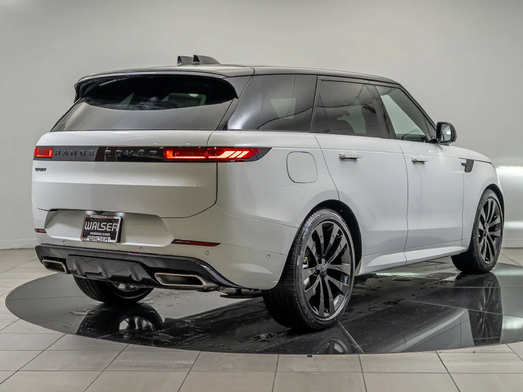 New 2026 Fuji White Land Rover Dynamic SE image 5