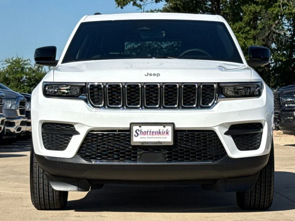 New 2026 Bright White Clear-Coat Exterior Paint Jeep Laredo X image 2