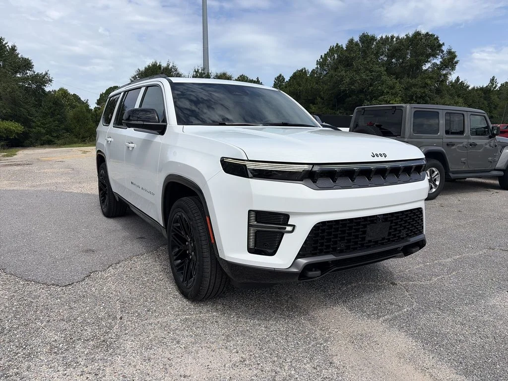 New 2026 Bright White Clear-Coat Exterior Paint Jeep Limited Reserve image 8