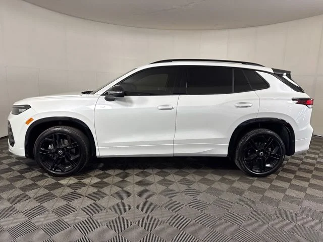 Used 2025 Opal White Pearl Effect Volkswagen 2.0T SE R-Line Black image 7