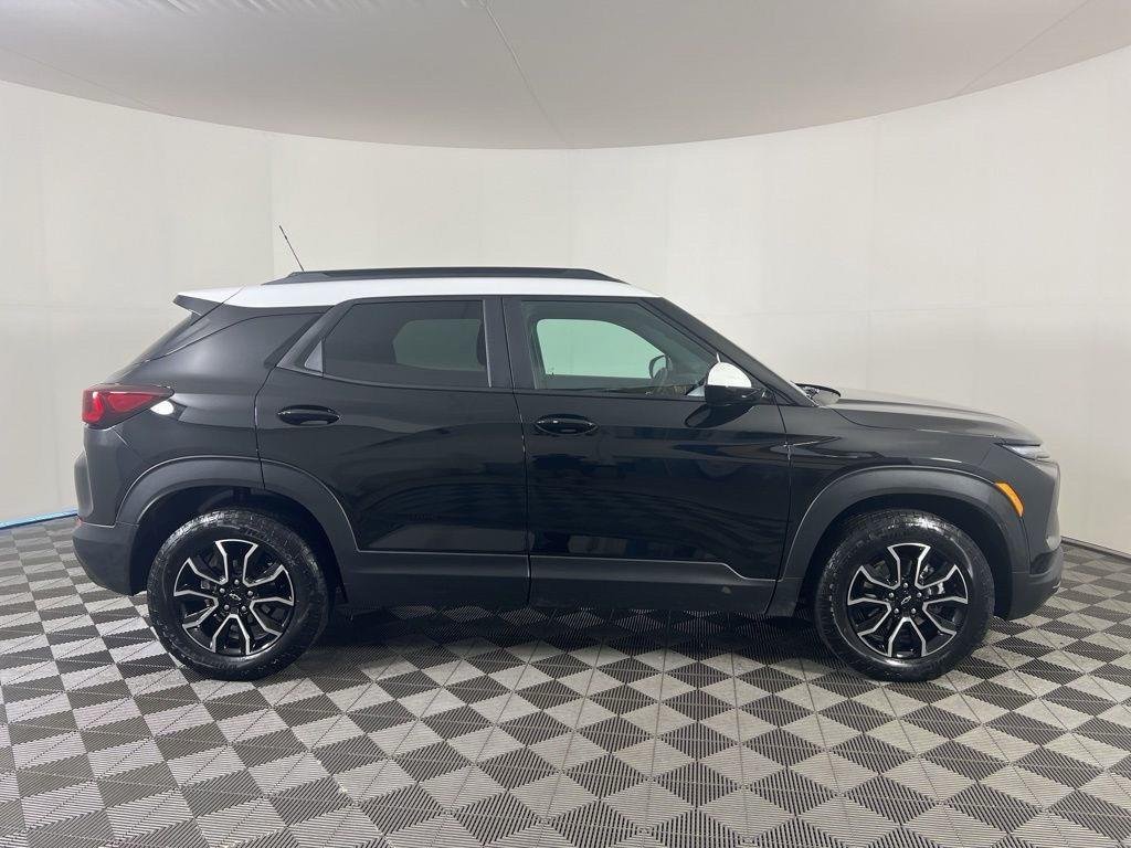 Used 2026 Mosaic Black Metallic Chevrolet ACTIV image 23