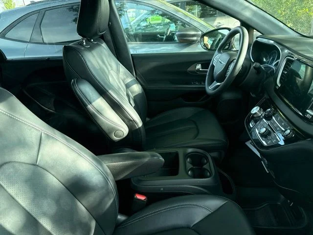 Used 2025 Black Chrysler Select image 3