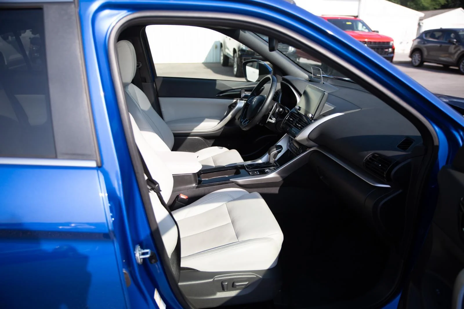 Used 2024 Lightning Blue Metallic Mitsubishi SEL image 25