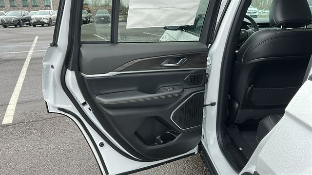 New 2026 Bright White Clear-Coat Exterior Paint Jeep Limited image 23