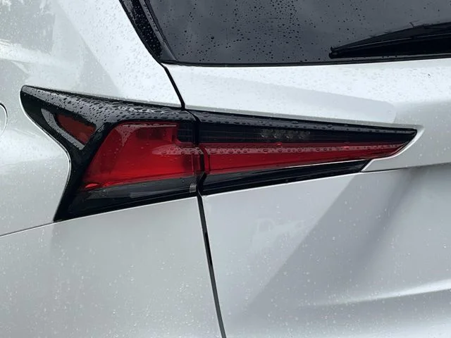 Used 2019 White Lexus 300h image 10