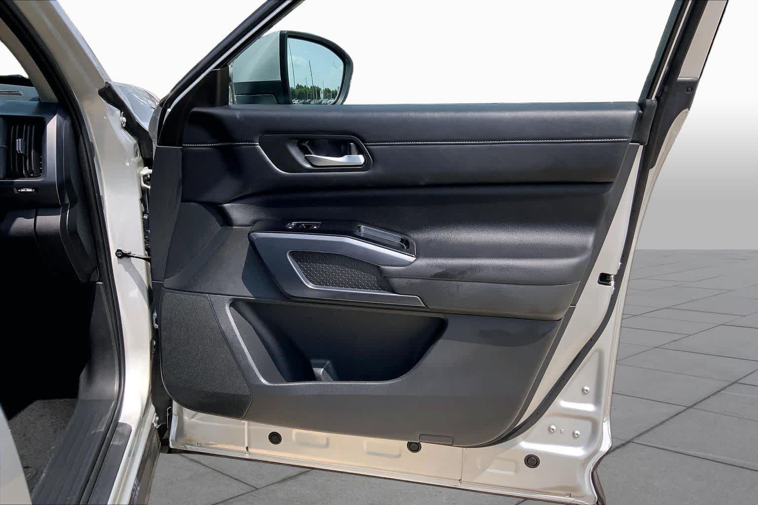Used 2025 Brilliant Silver Metallic Nissan SL image 22