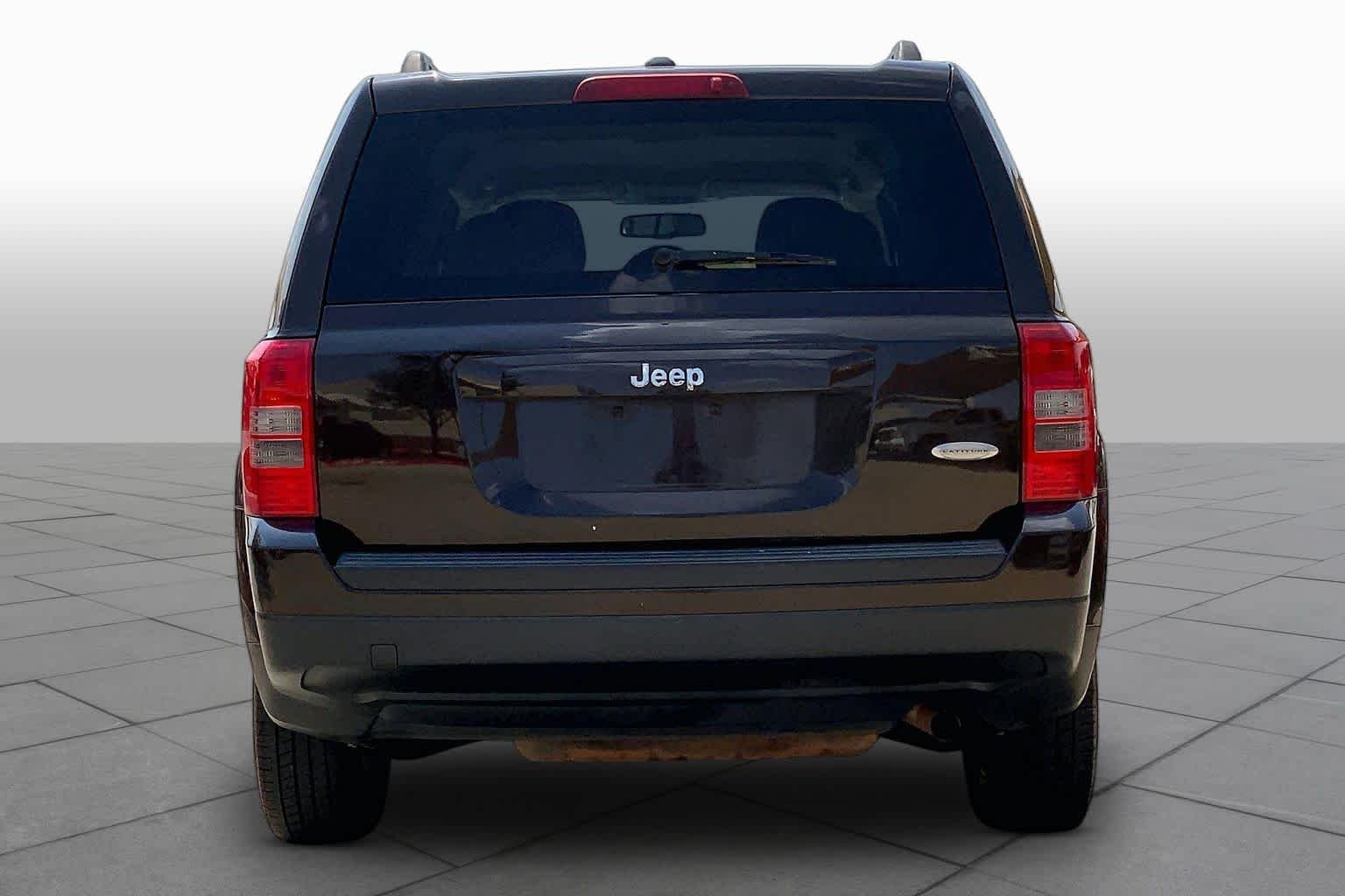 Used 2014 Rugged Brown Pearlcoat Jeep Latitude image 5