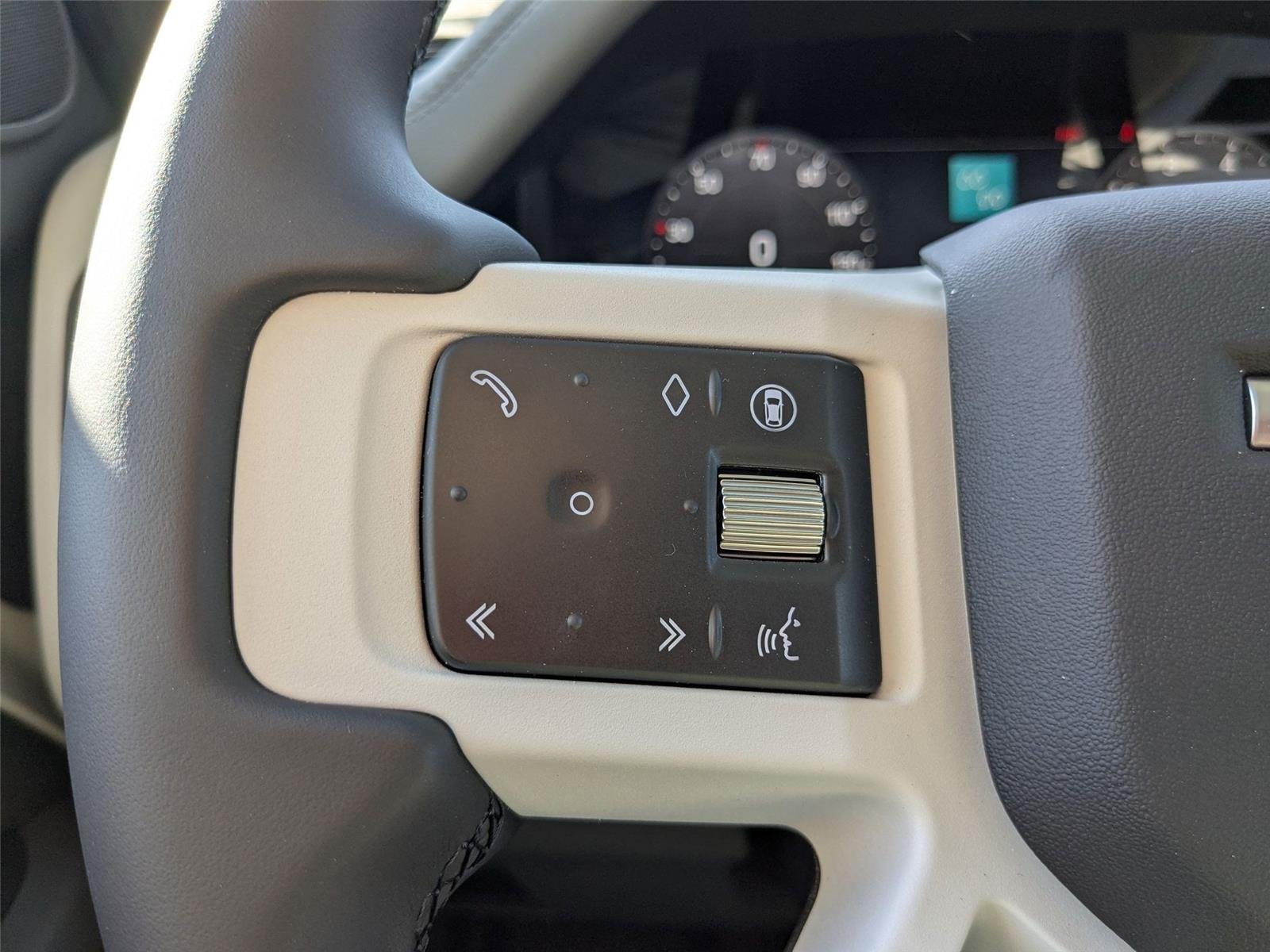 Used 2025 Fuji White Land Rover X-Dynamic SE image 17