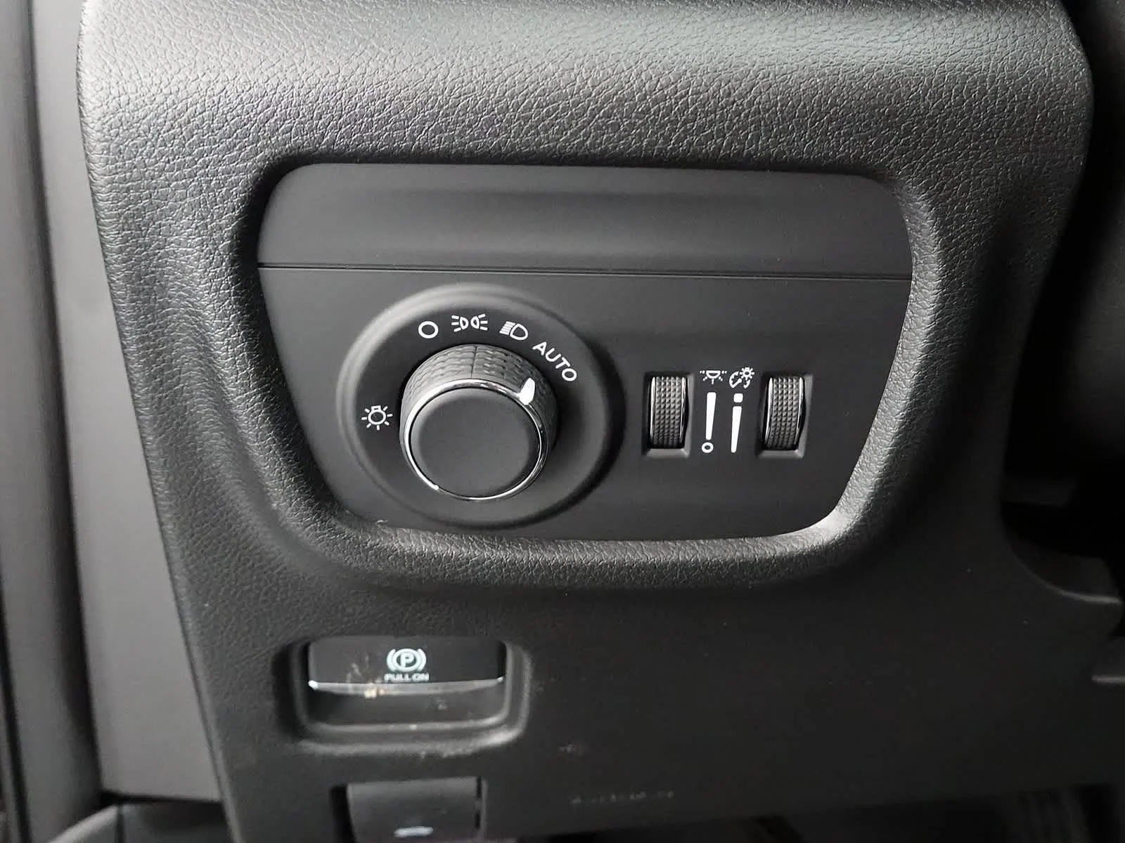 New 2026 Diamond Black Crystal Pearl-Coat Exterior Paint Jeep Laredo Altitude image 6