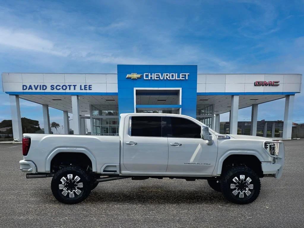 Used 2025 White Frost Tricoat GMC Denali image 9