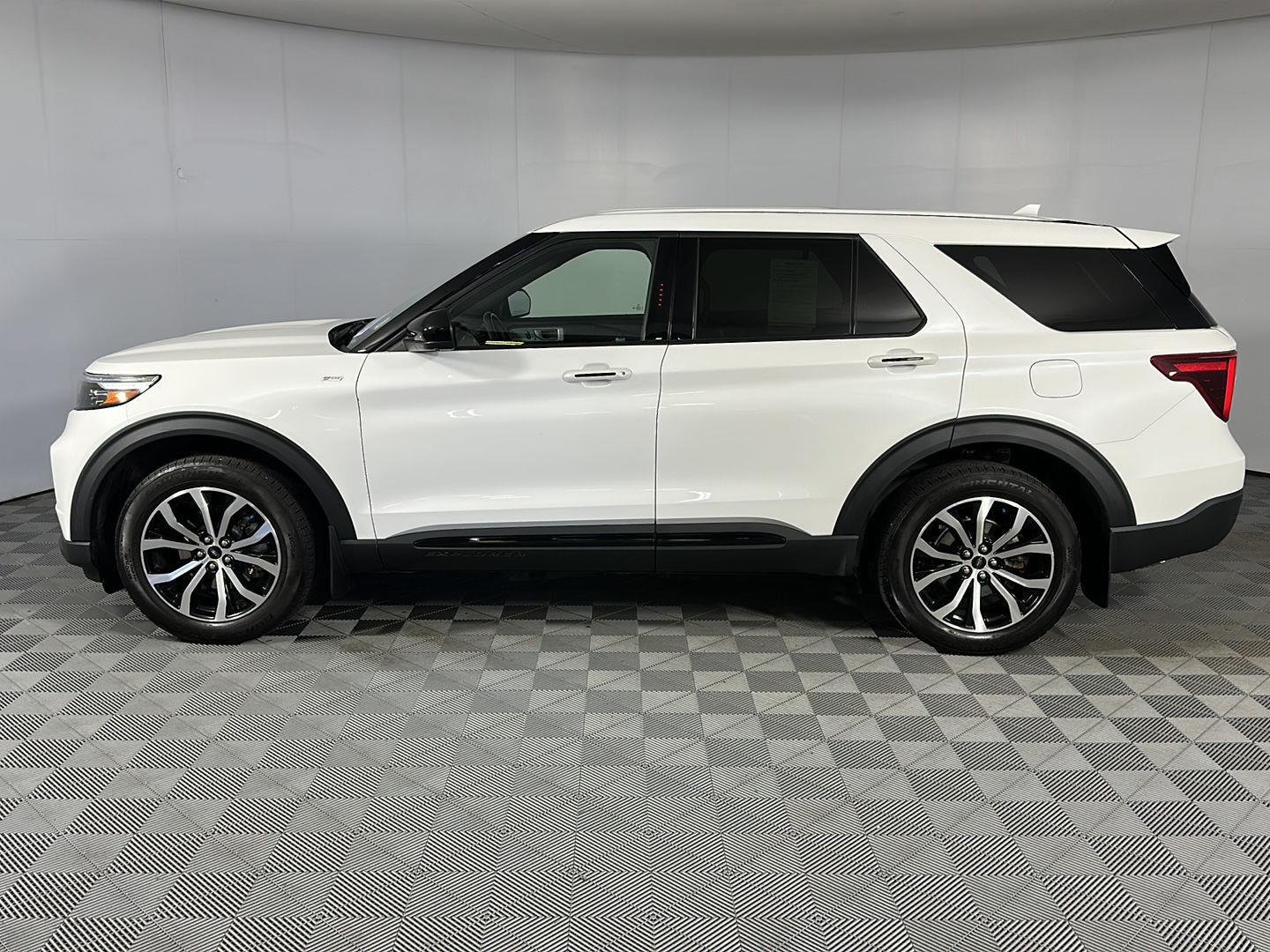 Used 2022 Star White Metallic Tri-Coat Ford ST-Line image 14