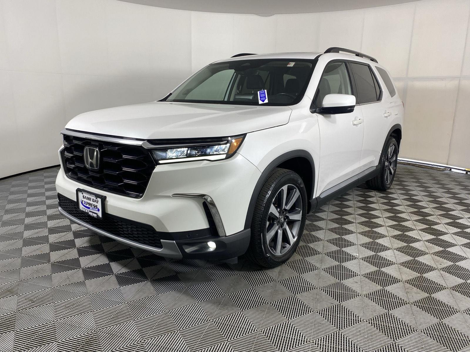 Used 2023 Platinum White Pearl Honda Touring image 3