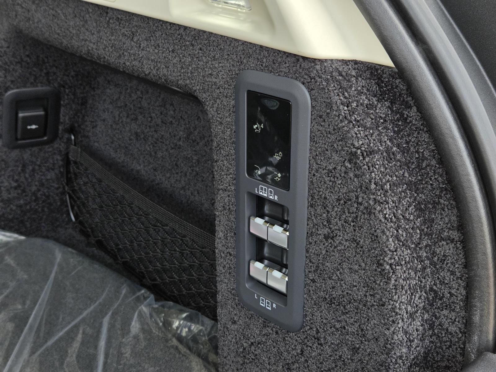 New 2026 Ostuni Pearl White LAND ROVER SE 7 Seats image 12