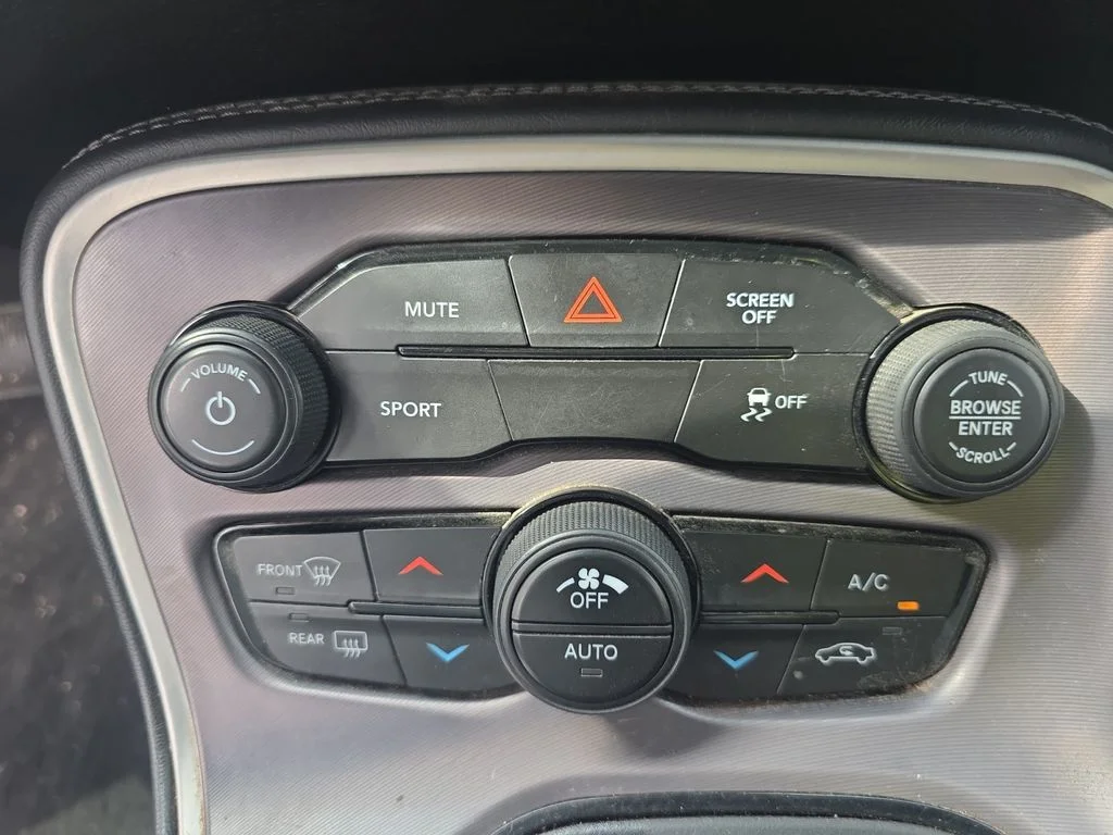 Used 2020 Granite Pearlcoat Dodge SXT image 17