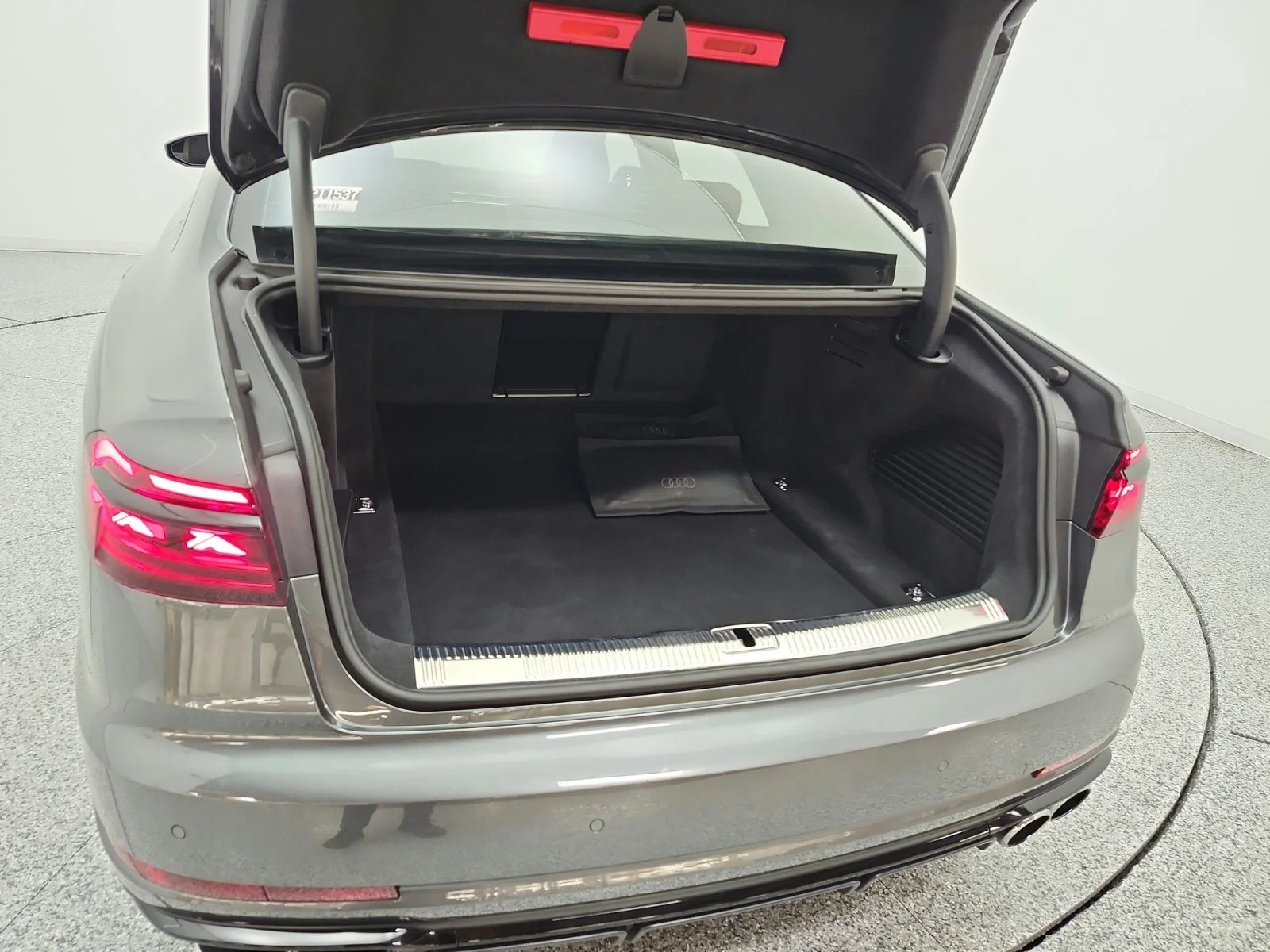 Used 2024 Daytona Gray Pearl Effect Audi 4.0 TFSI image 21
