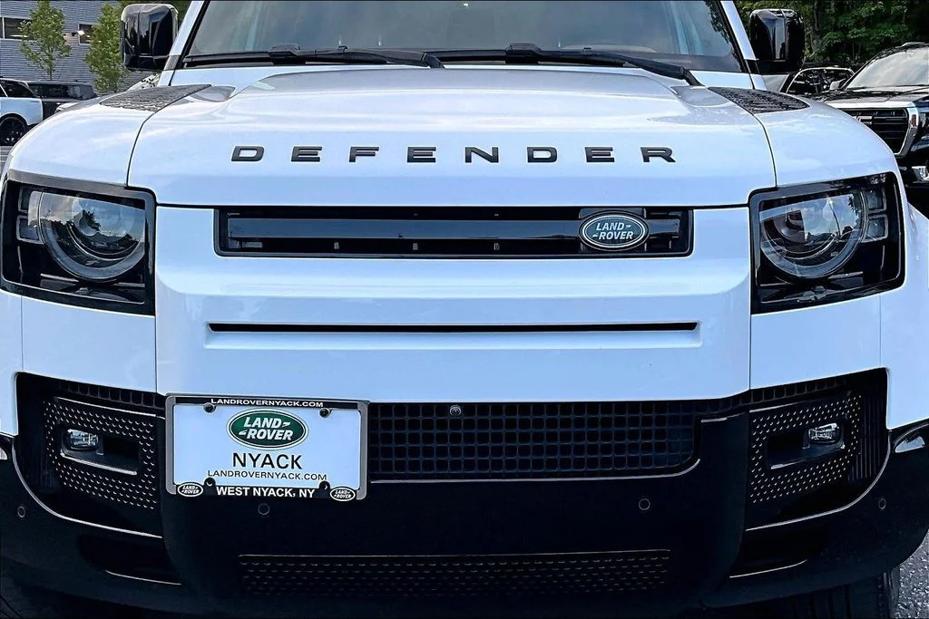 Used 2024 White Land Rover X-Dynamic SE image 31