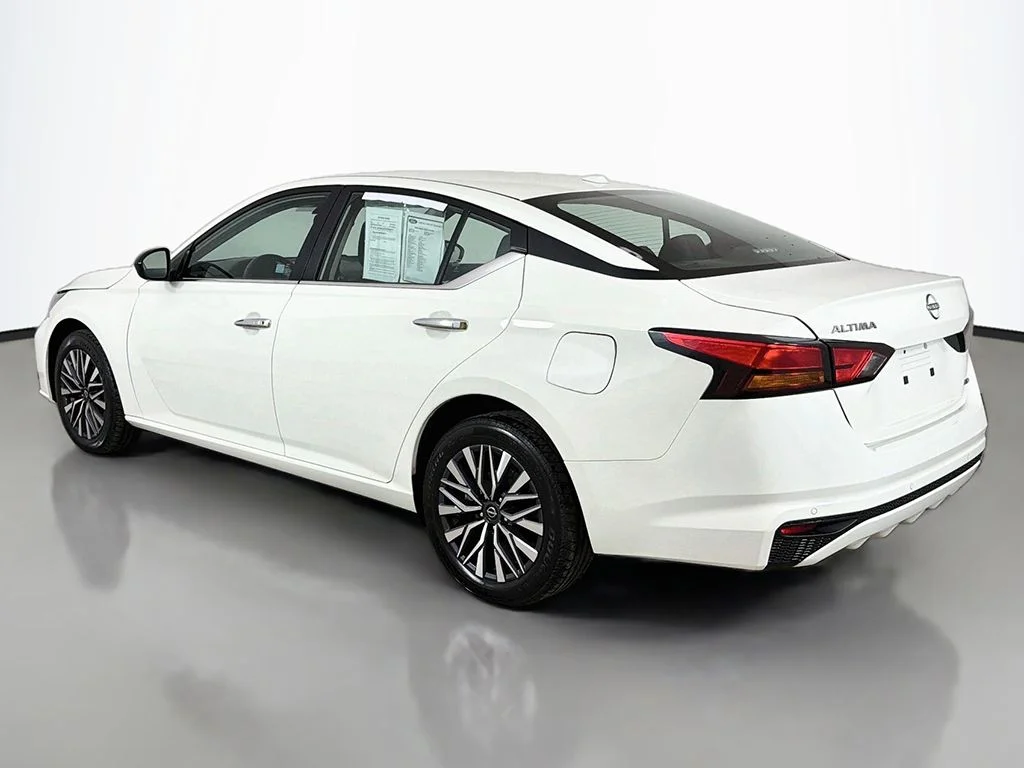 Used 2025 Glacier White Nissan 2.5 SV image 7