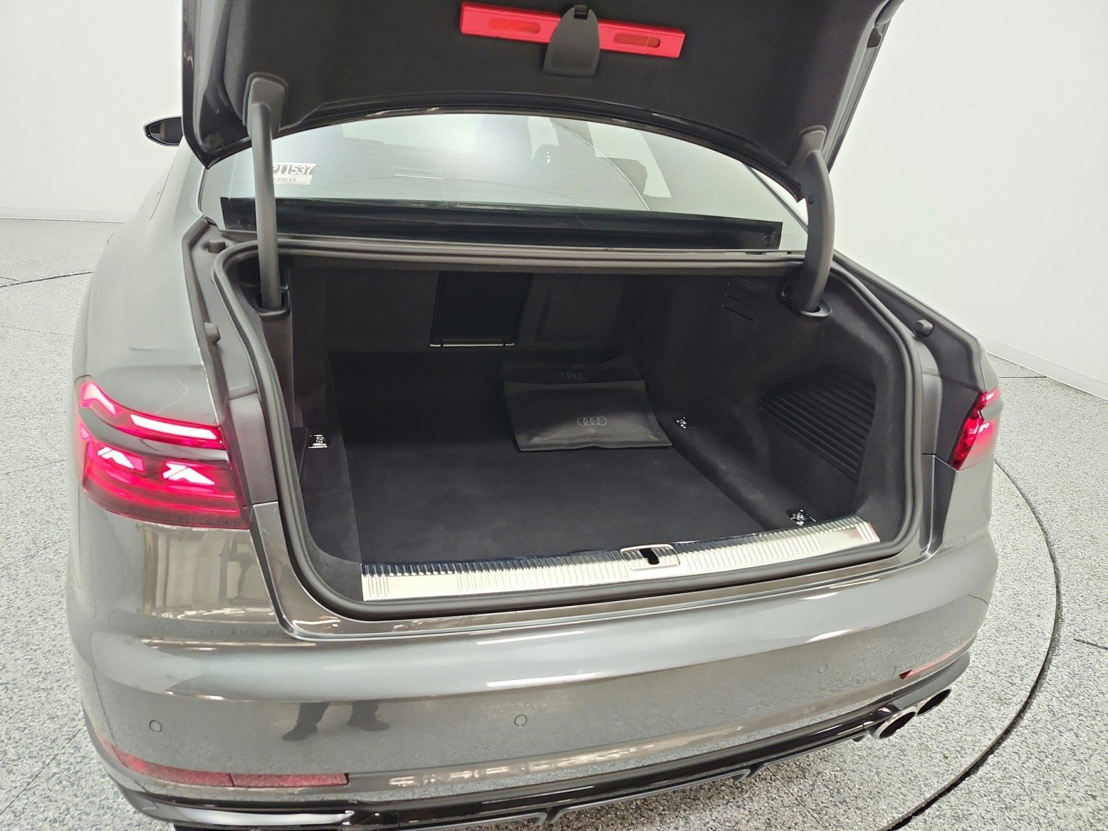 Used 2024 Daytona Gray Pearl Effect Audi 4.0 TFSI image 21