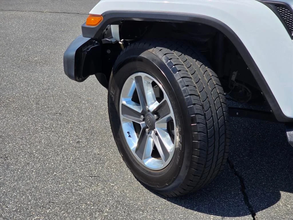 Used 2021 White Jeep Unlimited Sahara image 27
